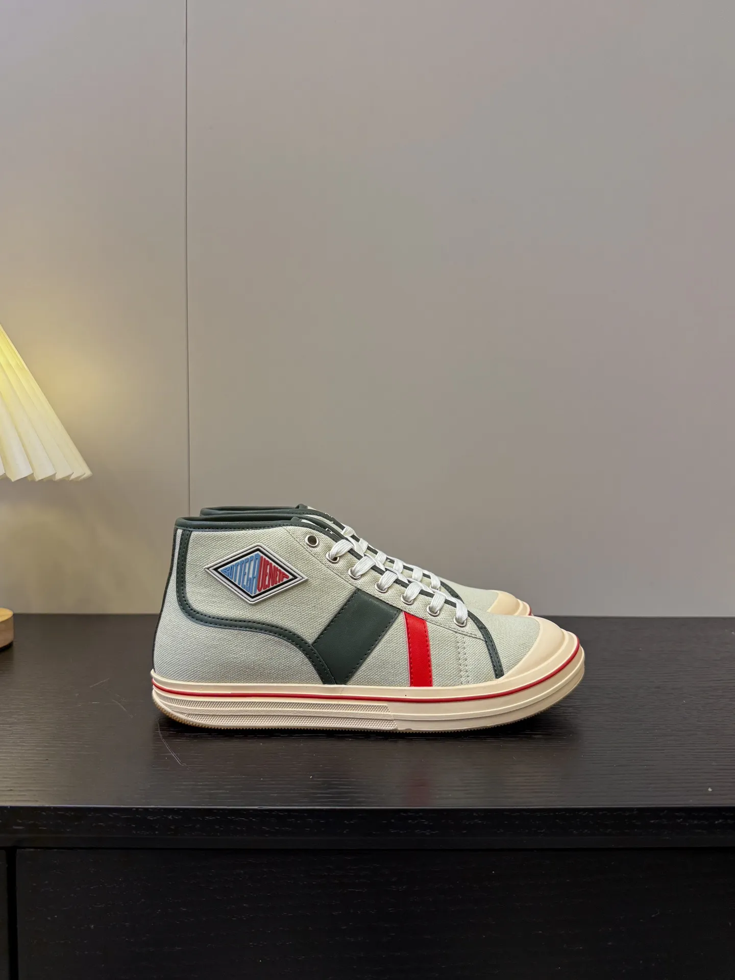 👟👟Ex-factory price 480👟👟 (Men’s size +1️⃣0️⃣) BVOrbit’s latest 2025 catwalk model, developed 1:1 from the original board, classic color matching elements! This is the biggest highlight of this shoe, eye-catching but not exaggerated design, super cool for daily use, super versatile whether paired with pants, sweaters or skirts, looks good no matter how you wear it, the more you look at it, the more you like it ❗️ Outsole: Original outsole Color: 4 colors Size: Female 35-40 Male 39-44
